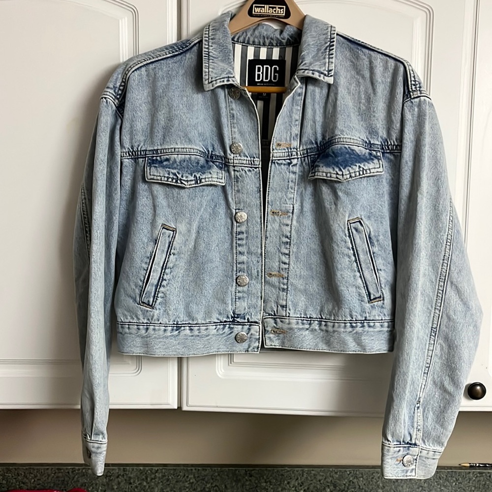 Urban Outfitters BDG Jean jacket.
Size: MColor : light wash blue.